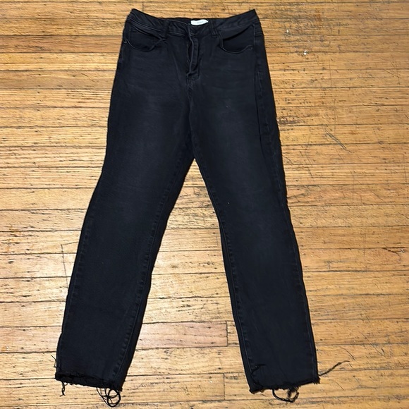 Forever 21 Denim - Women’s Forever 21 Faded Black Wash Straight Leg Distressed Hem Denim Jeans 28